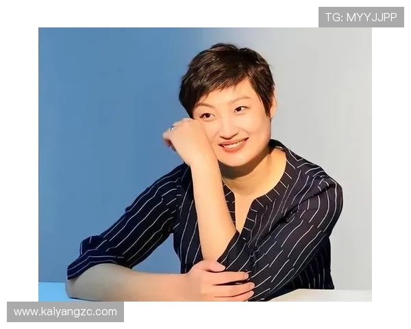 杨昊训练完直接去接娃，球衣都没换，幼儿园门口一堆妈妈偷拍